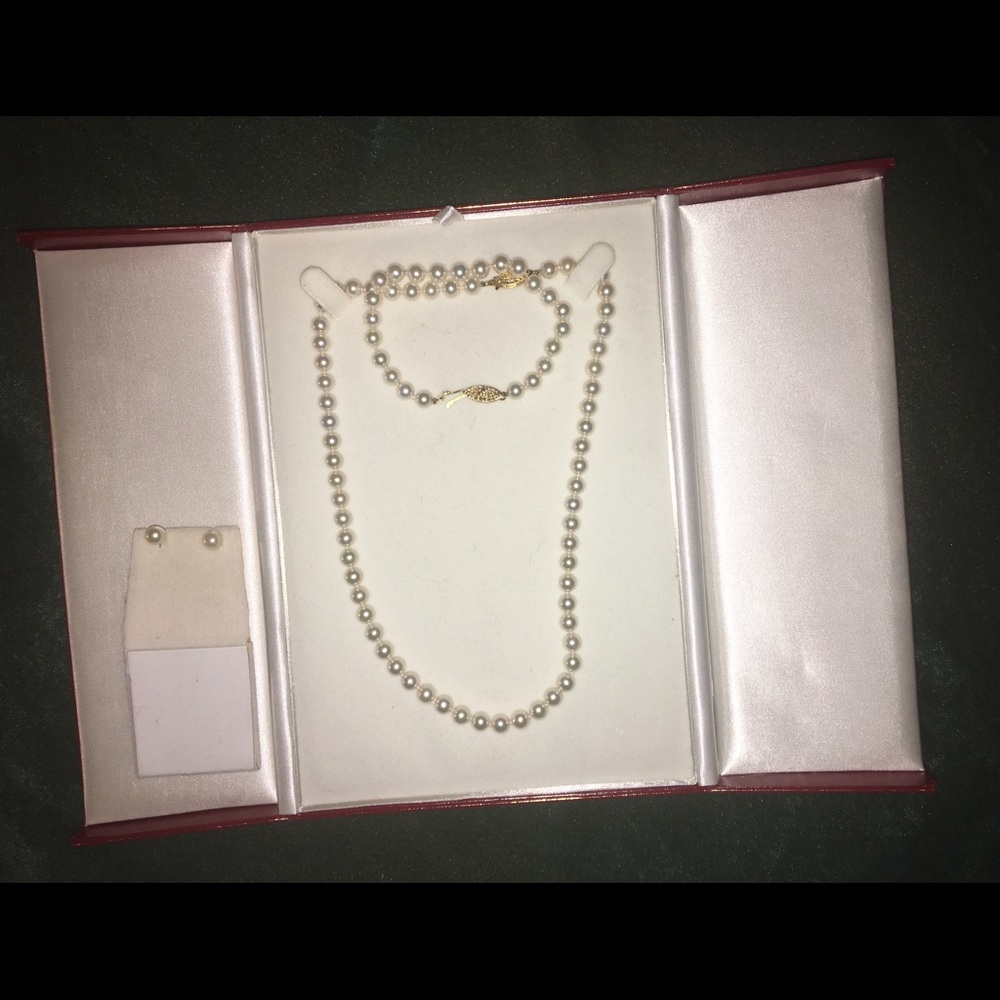 💠Japanese saltwater white pearl set💠 Authentic